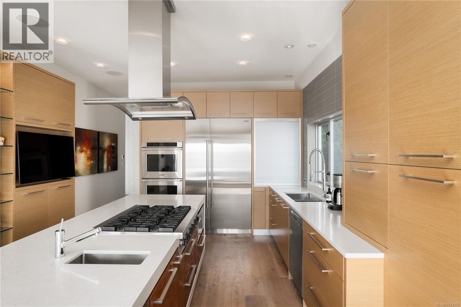 5039 Cordova Bay Rd - 16