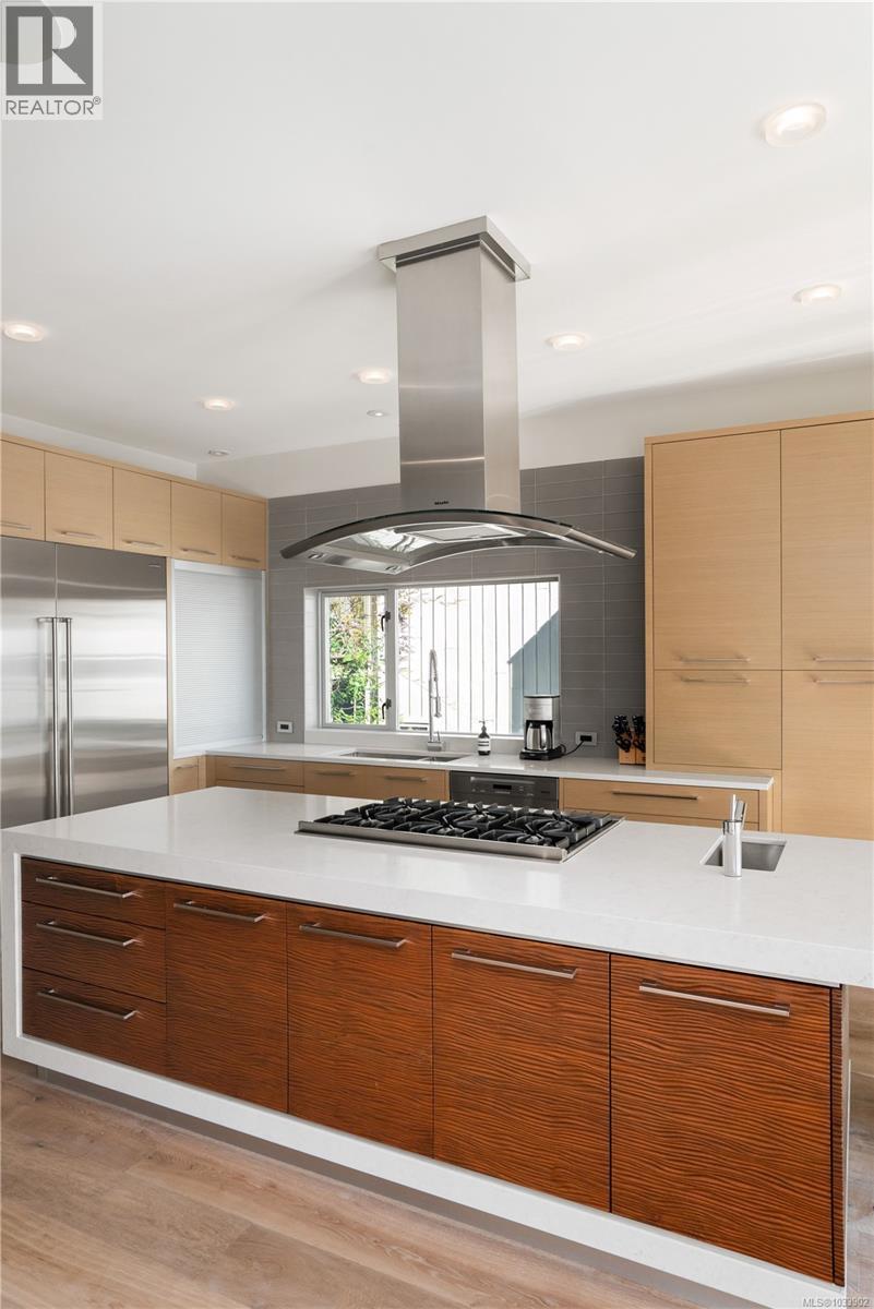 5039 Cordova Bay Rd - 18