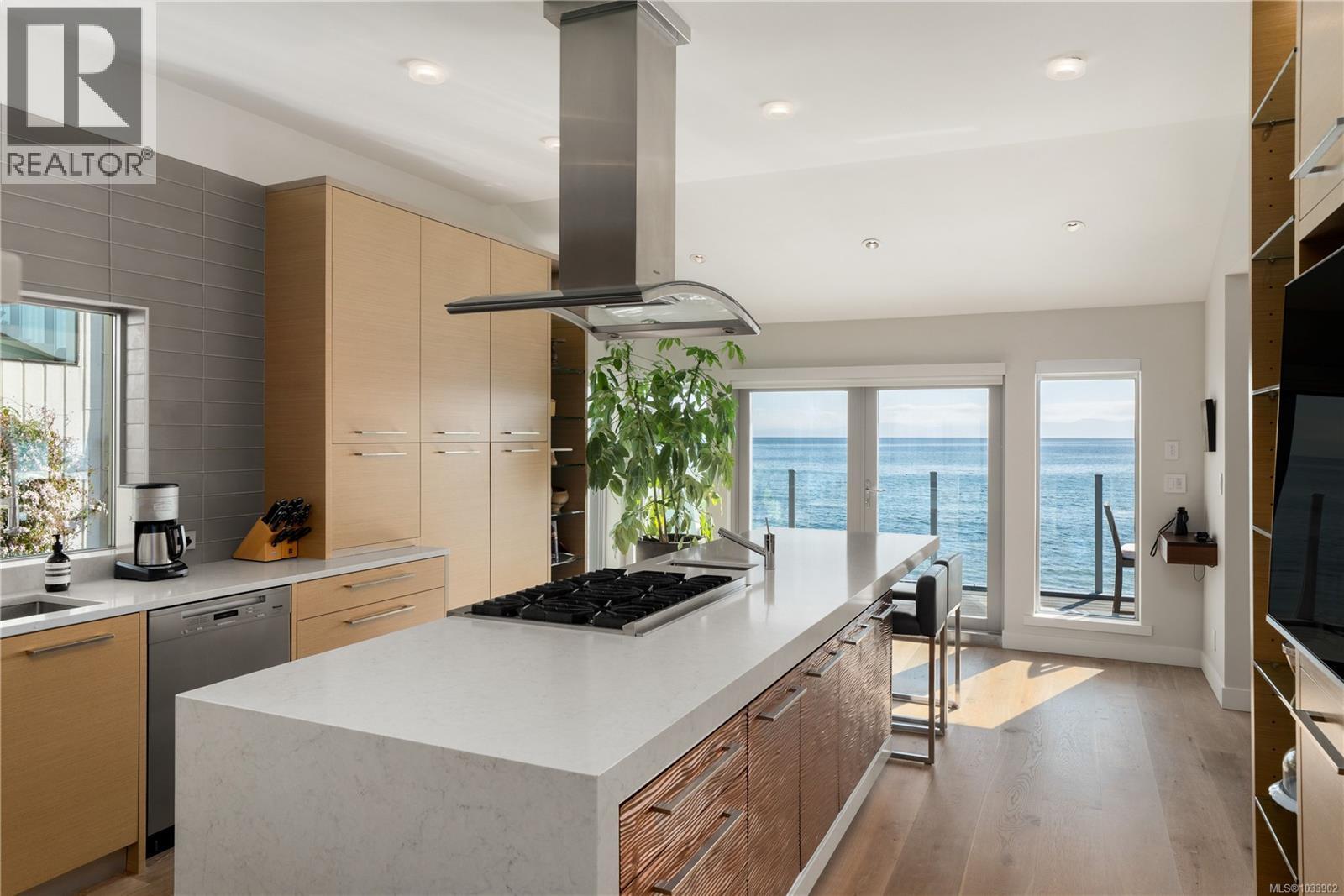 5039 Cordova Bay Rd - Image 15