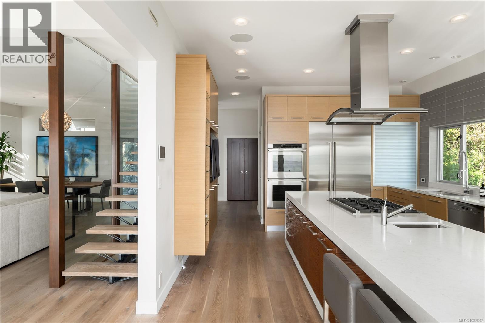 5039 Cordova Bay Rd - 27