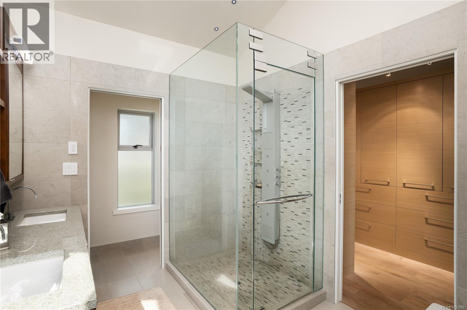 5039 Cordova Bay Rd - Image 37