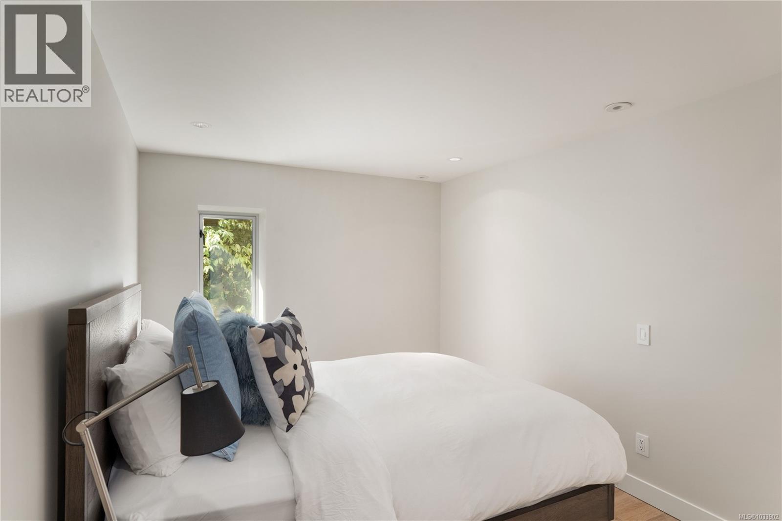 5039 Cordova Bay Rd - Image 51