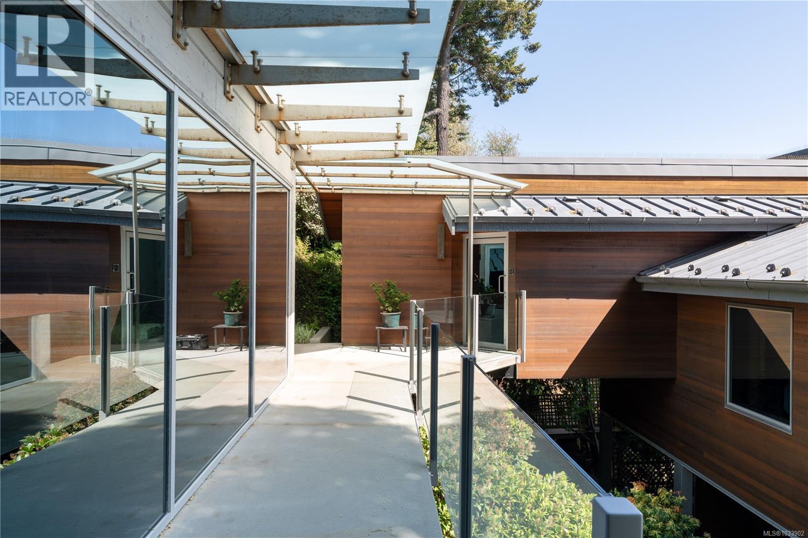 5039 Cordova Bay Rd - 62