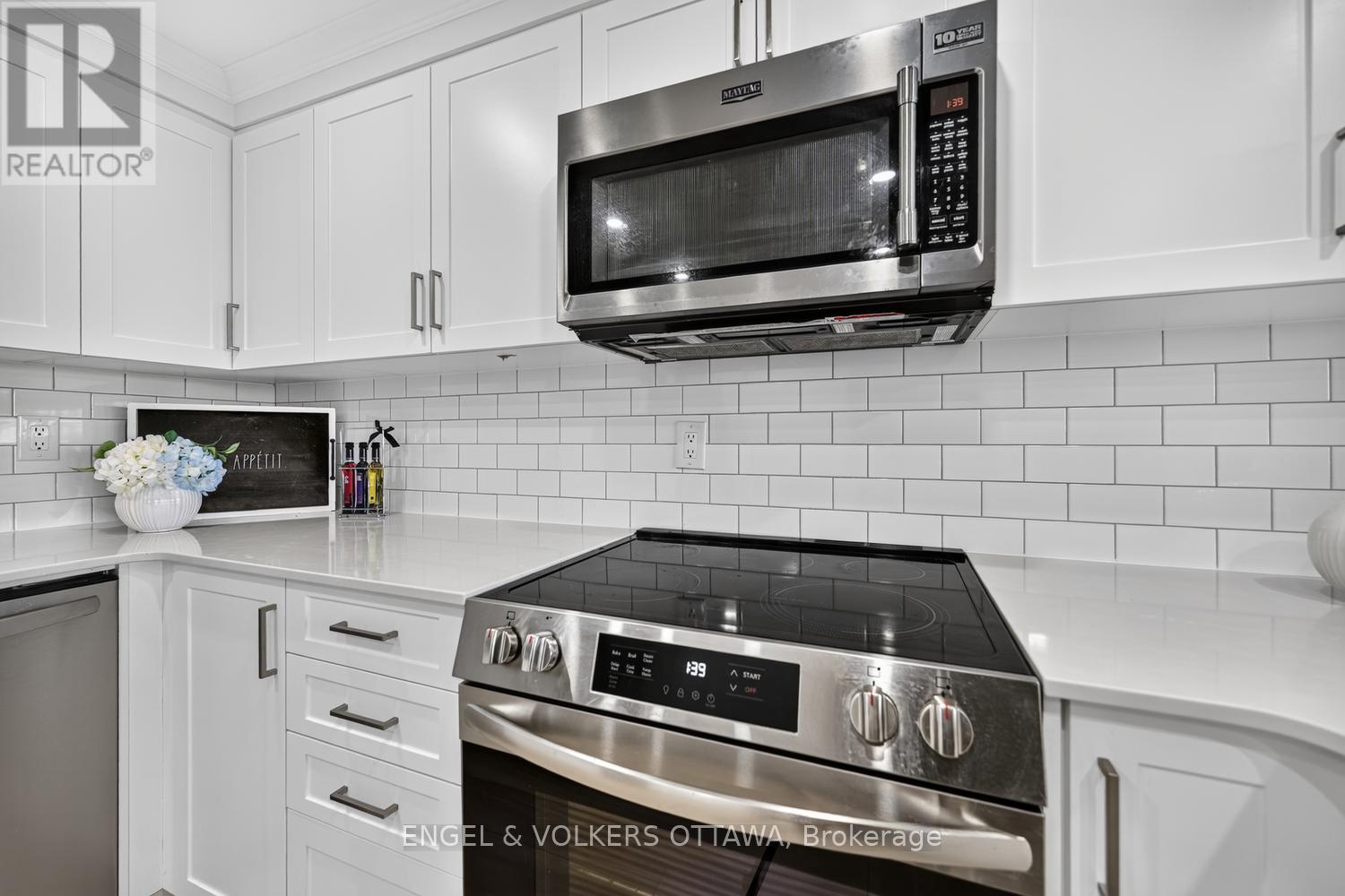 #110 55 WATER STREET E - 12