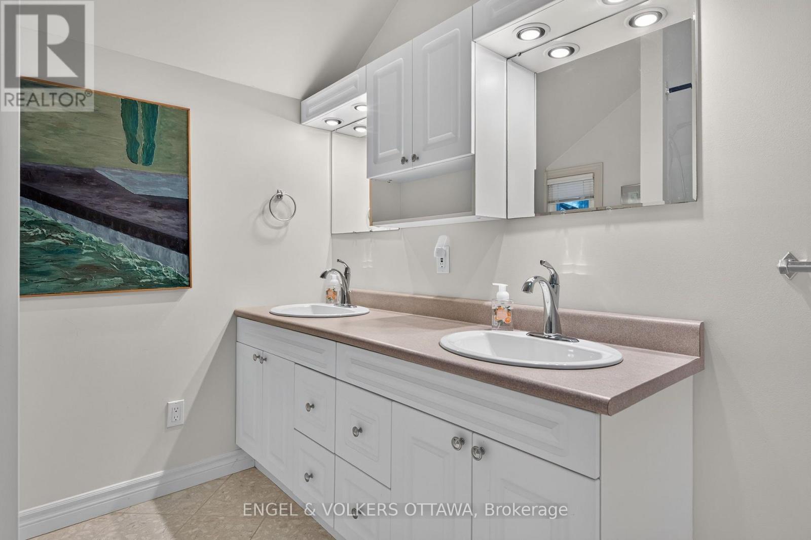 Photograph of 942 DUNN ROVIN LANE