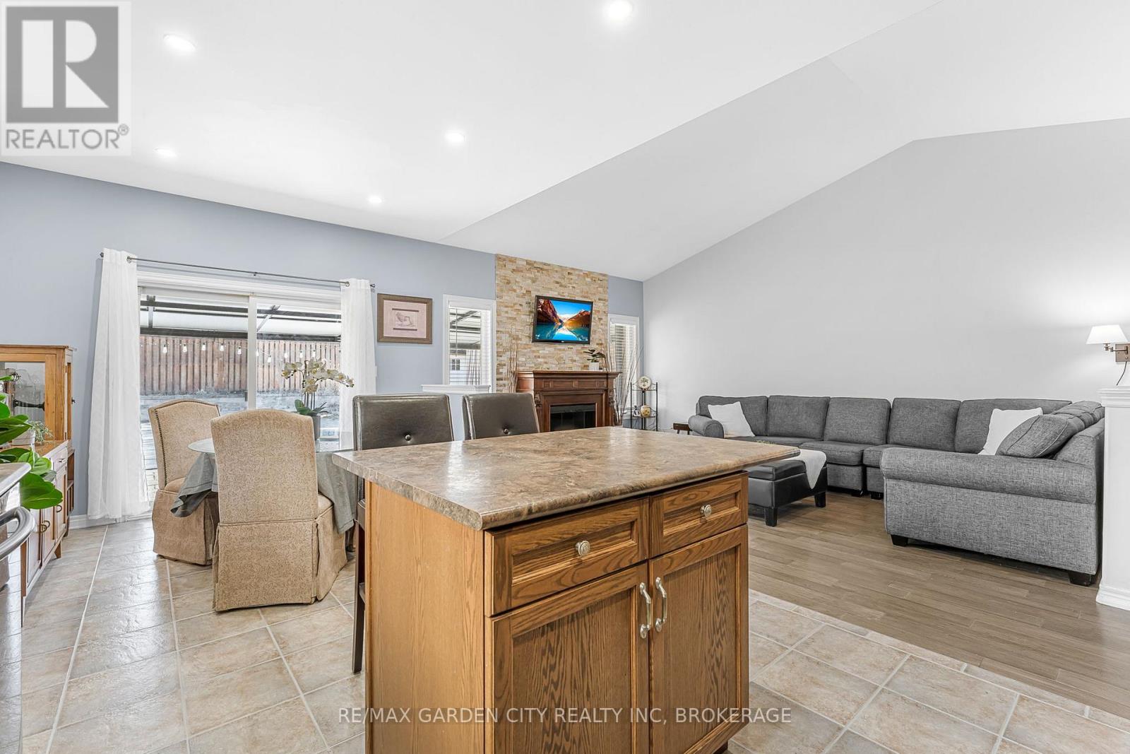 4022 BUSH CRESCENT - 10