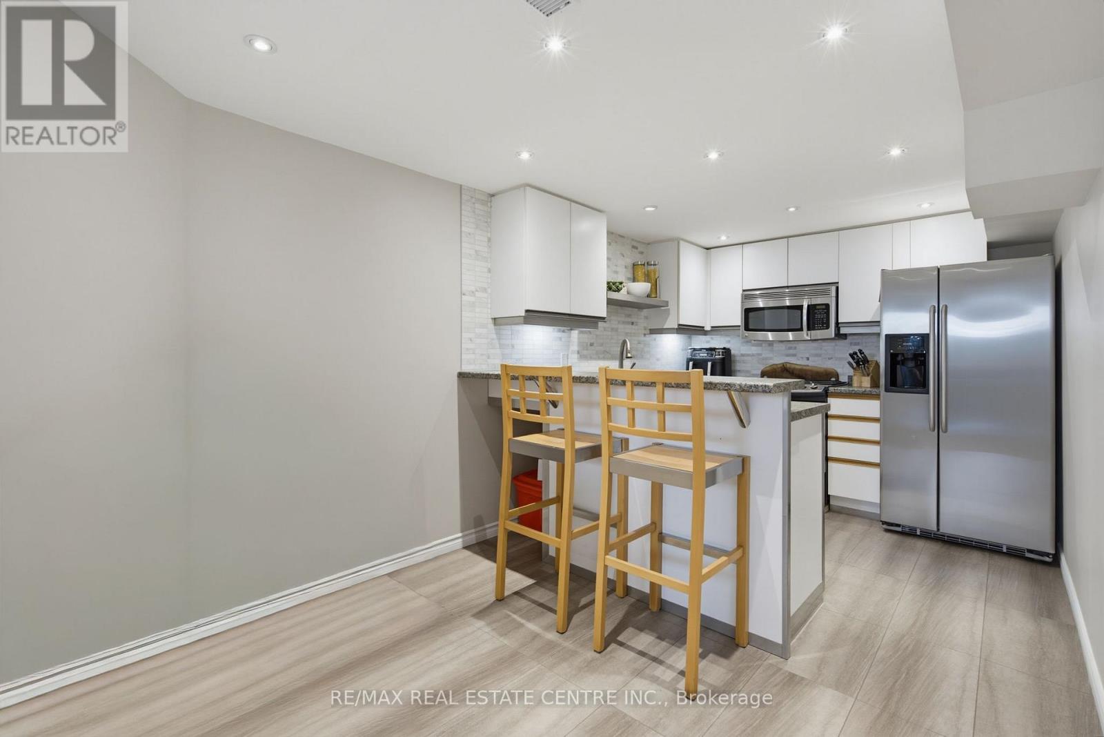 260 LISA MARIE DRIVE - 33