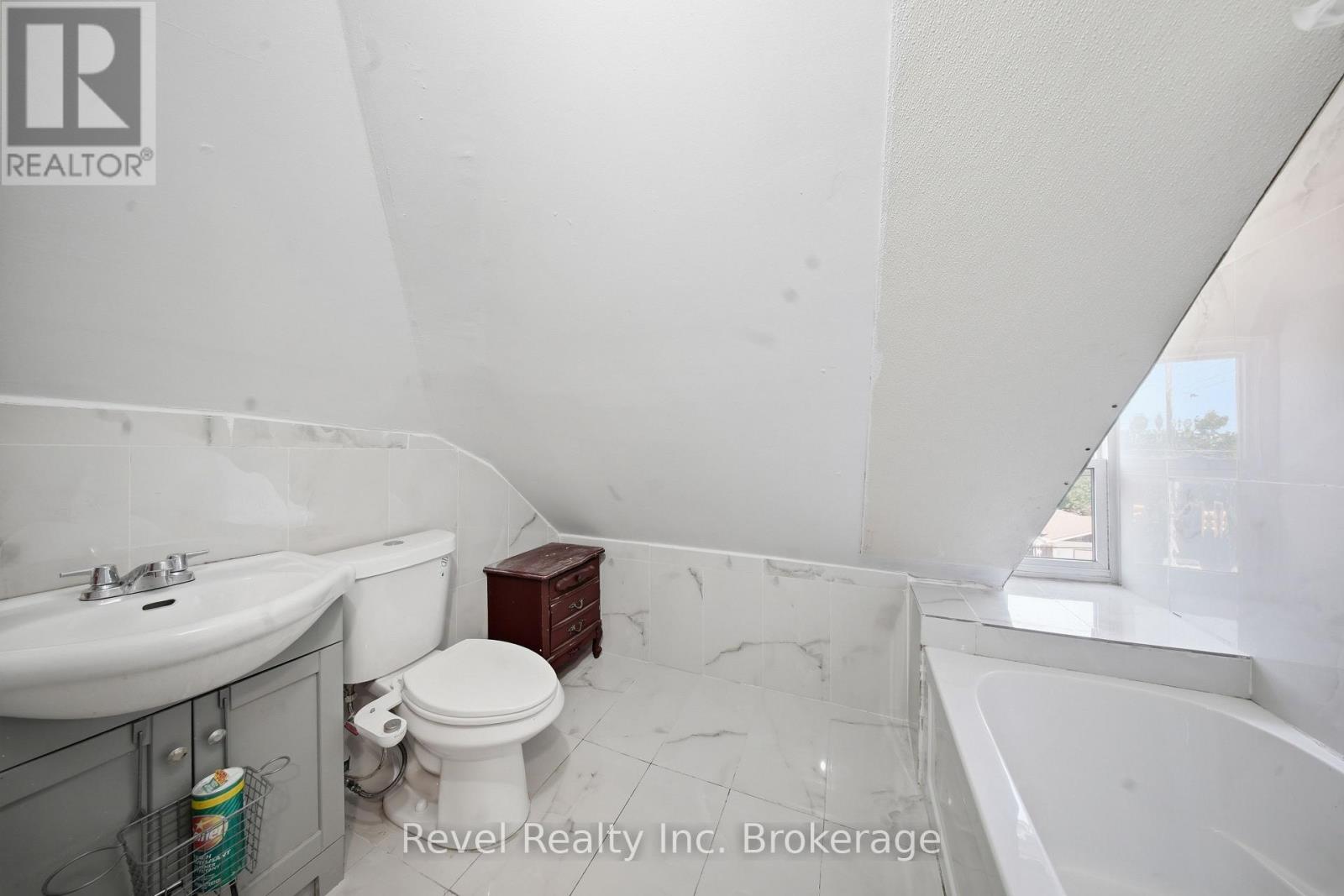 517 FISHER STREET S - 17