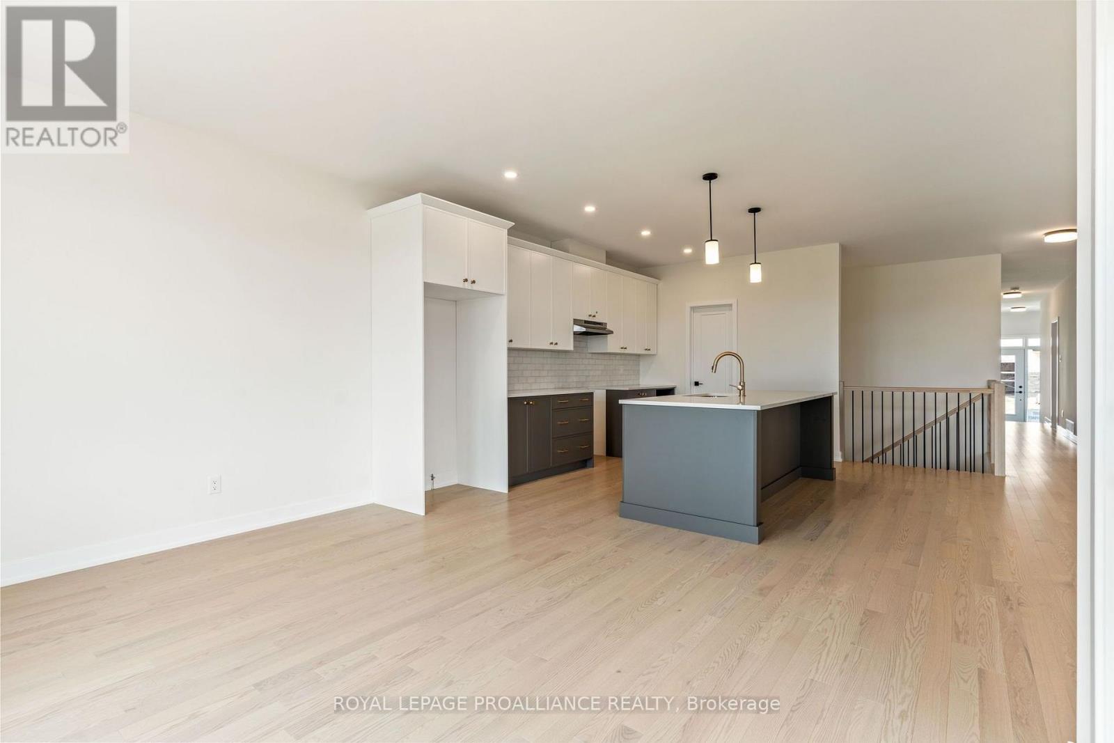 1043 MOORE STREET - 44