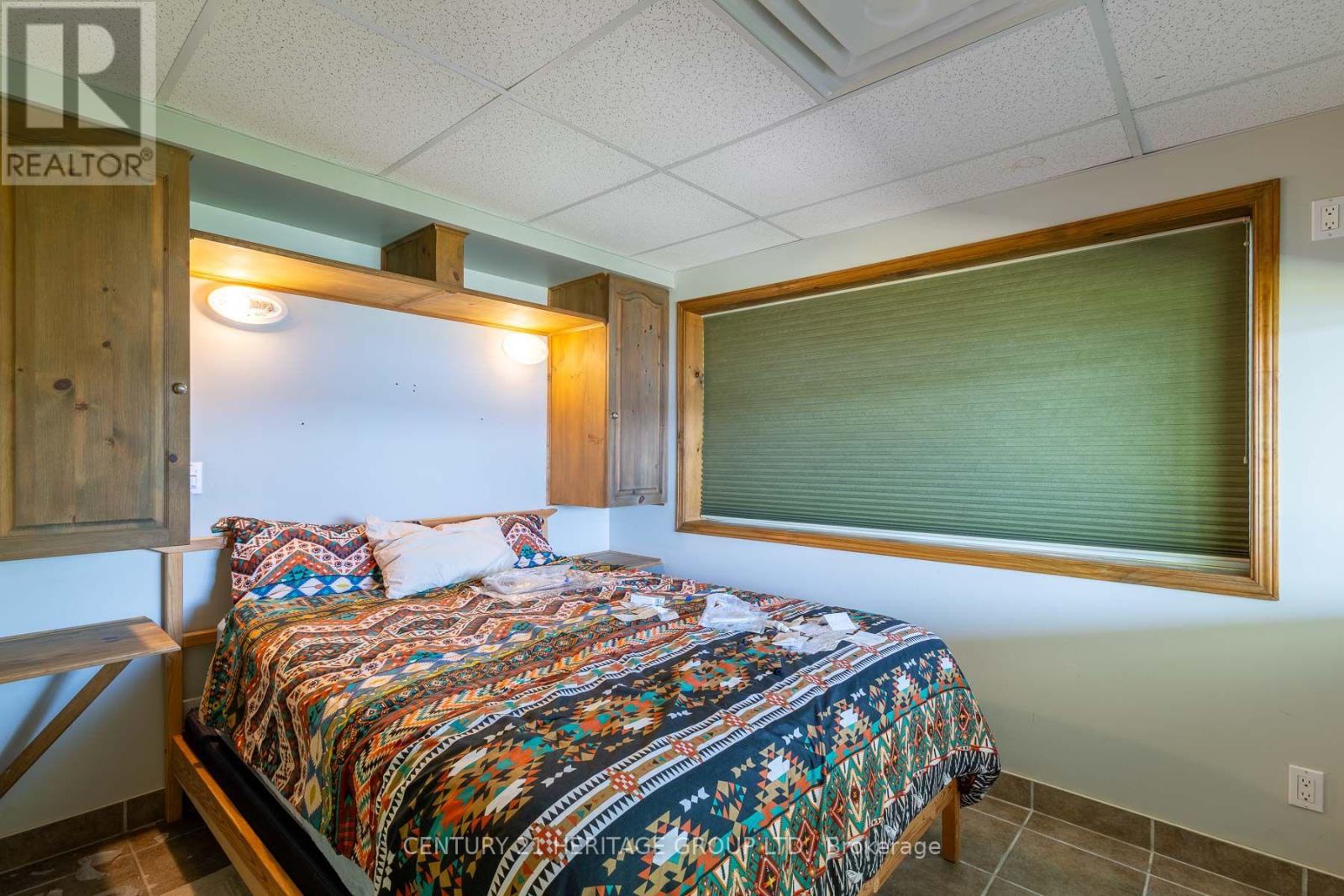 405 CHAMPLAIN ROAD - 25