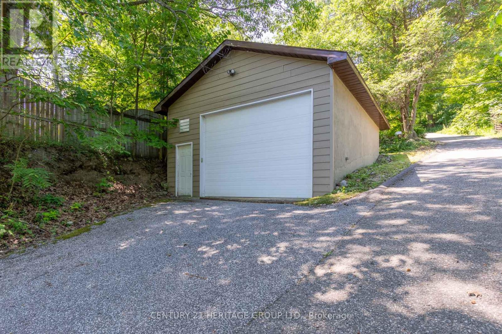405 CHAMPLAIN ROAD - 5