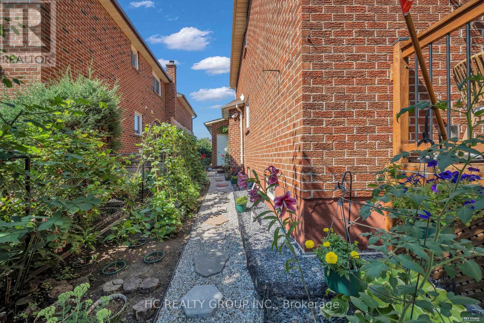 17 PUGSLEY AVENUE - 44