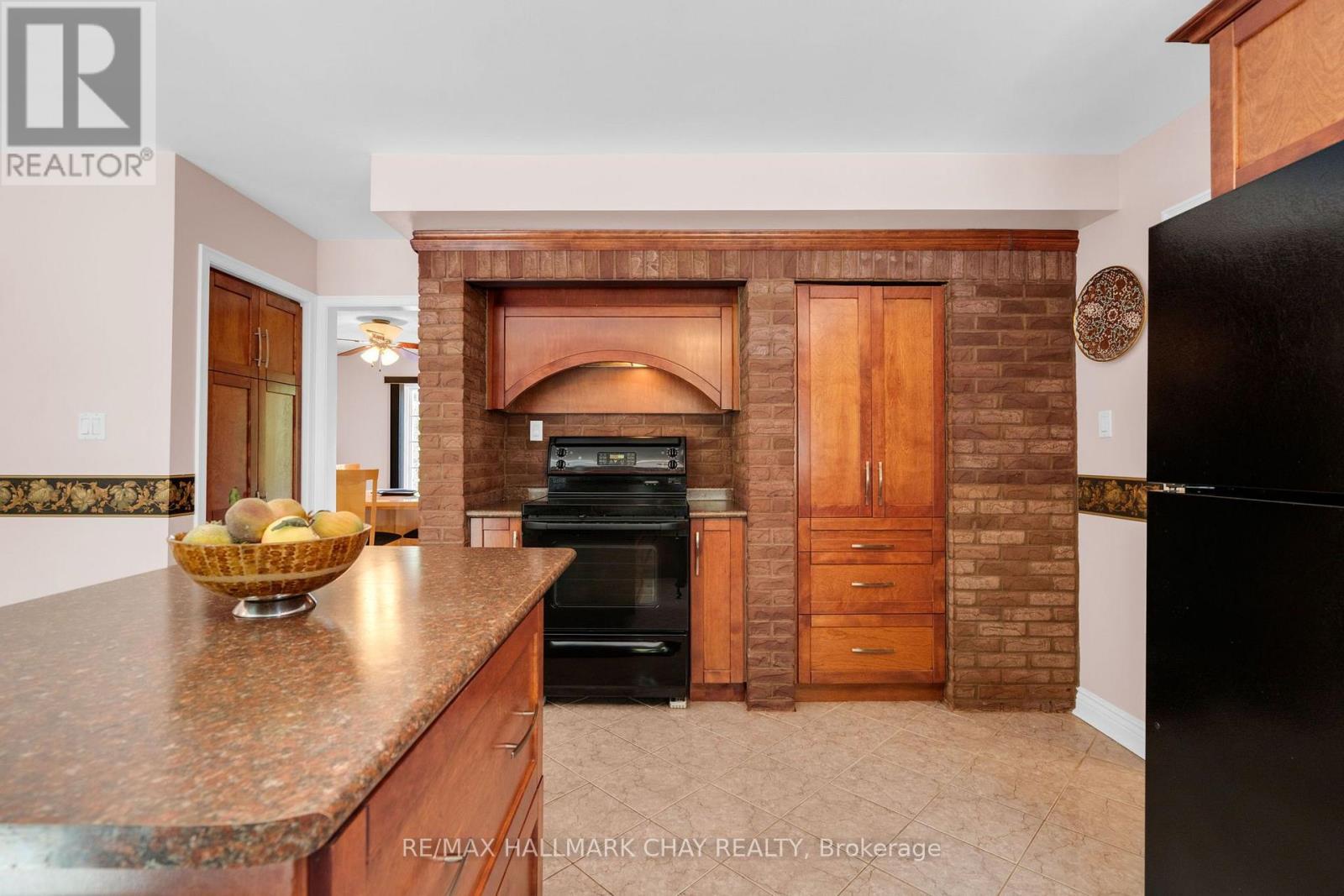 24 WOODLAND CRESCENT - 13