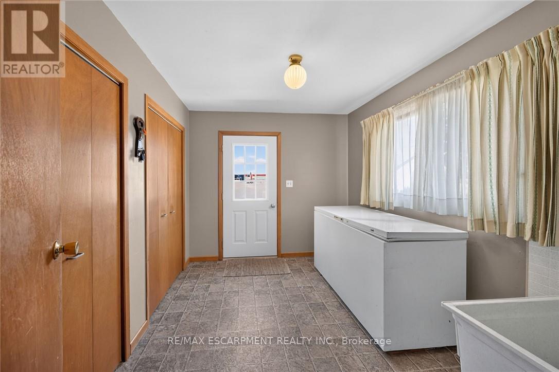 833 LYNN VALLEY ROAD - 13