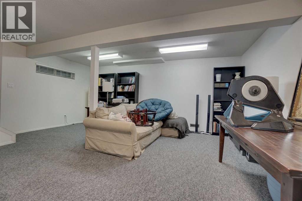 #4 1065 Evergreen Circle - 35