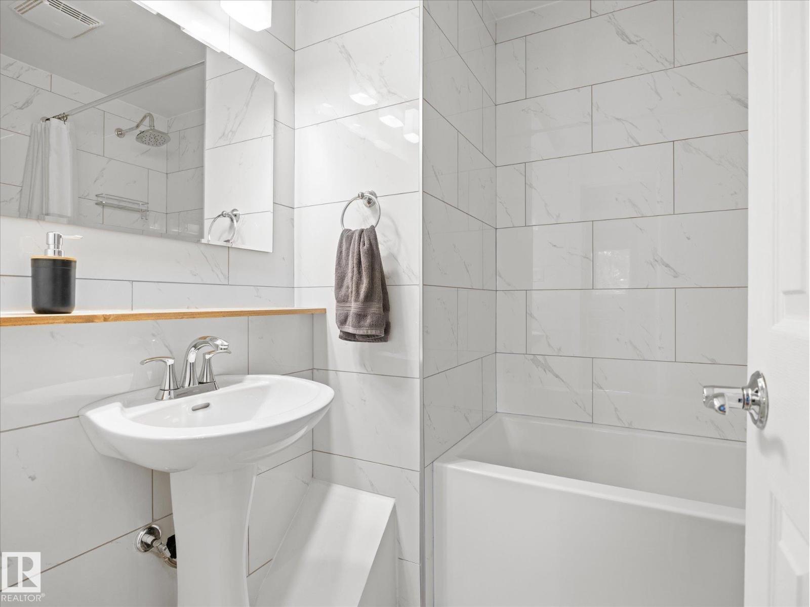7 CAMELOT AV - Image 20