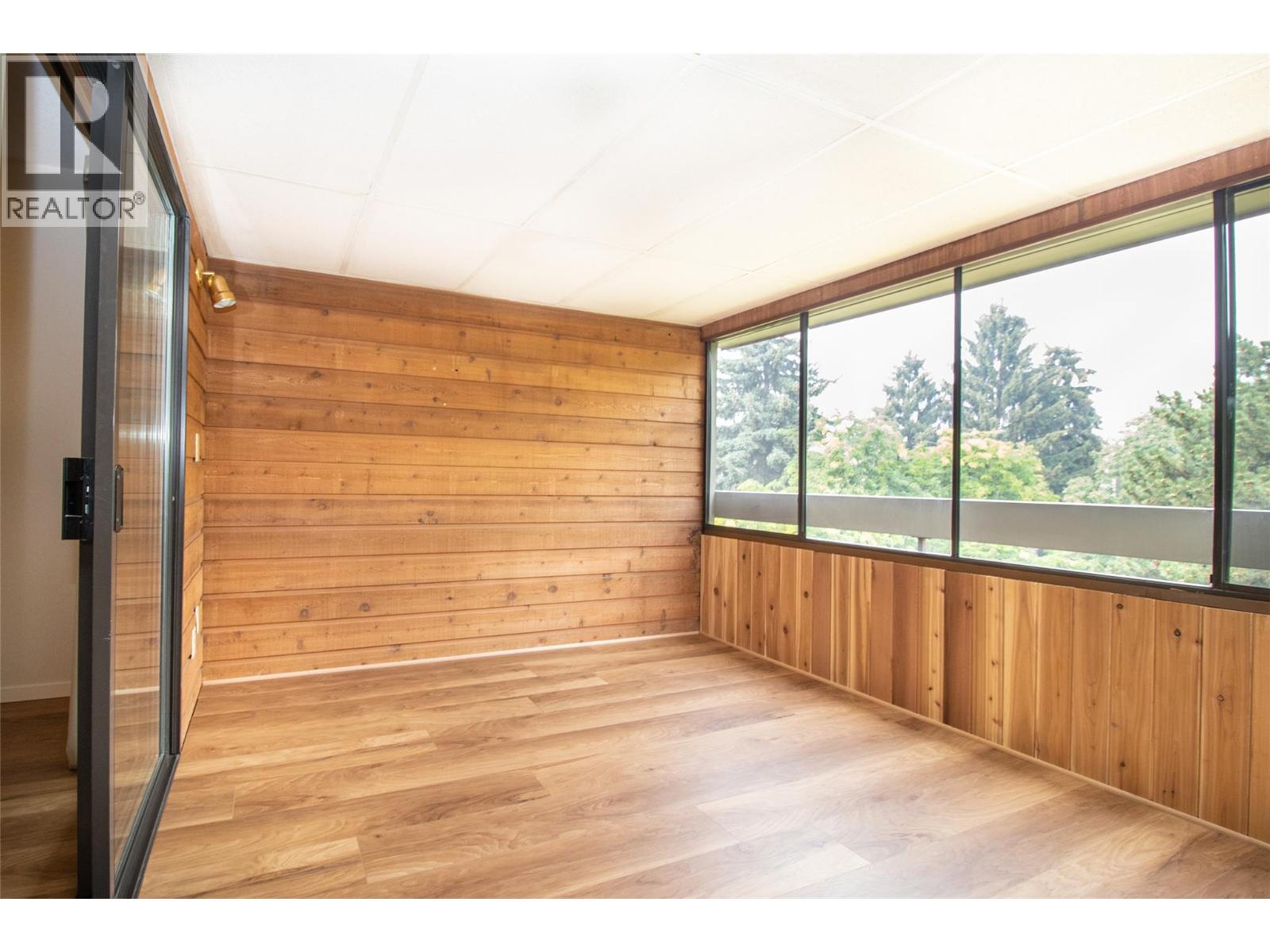 303 1075 Bernard Avenue, Kelowna