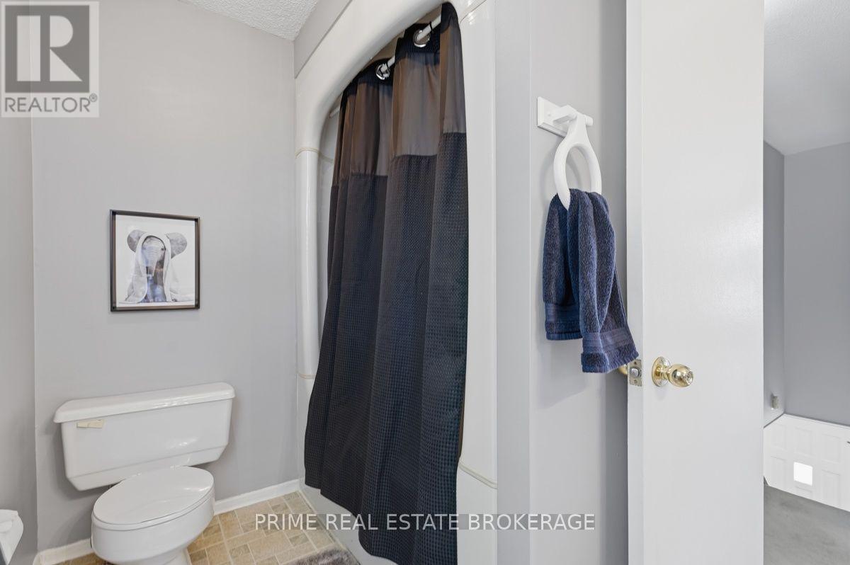 686 BARCLAY ROAD - Image 33