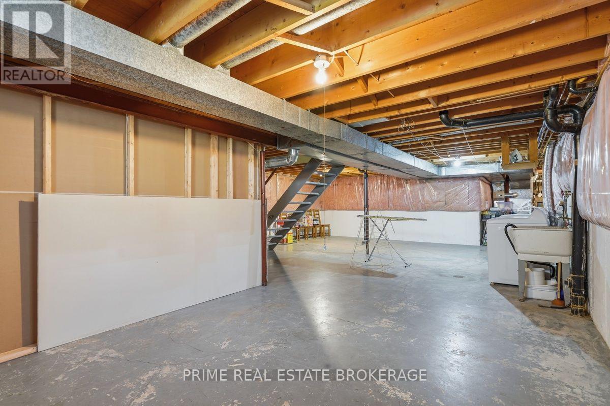 686 BARCLAY ROAD - Image 35