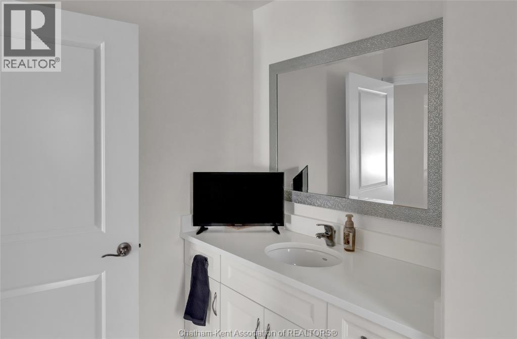 9053 Indian Creek LINE East - Image 25