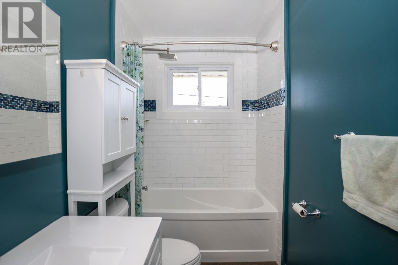 139 Churchill DR W - Image 13