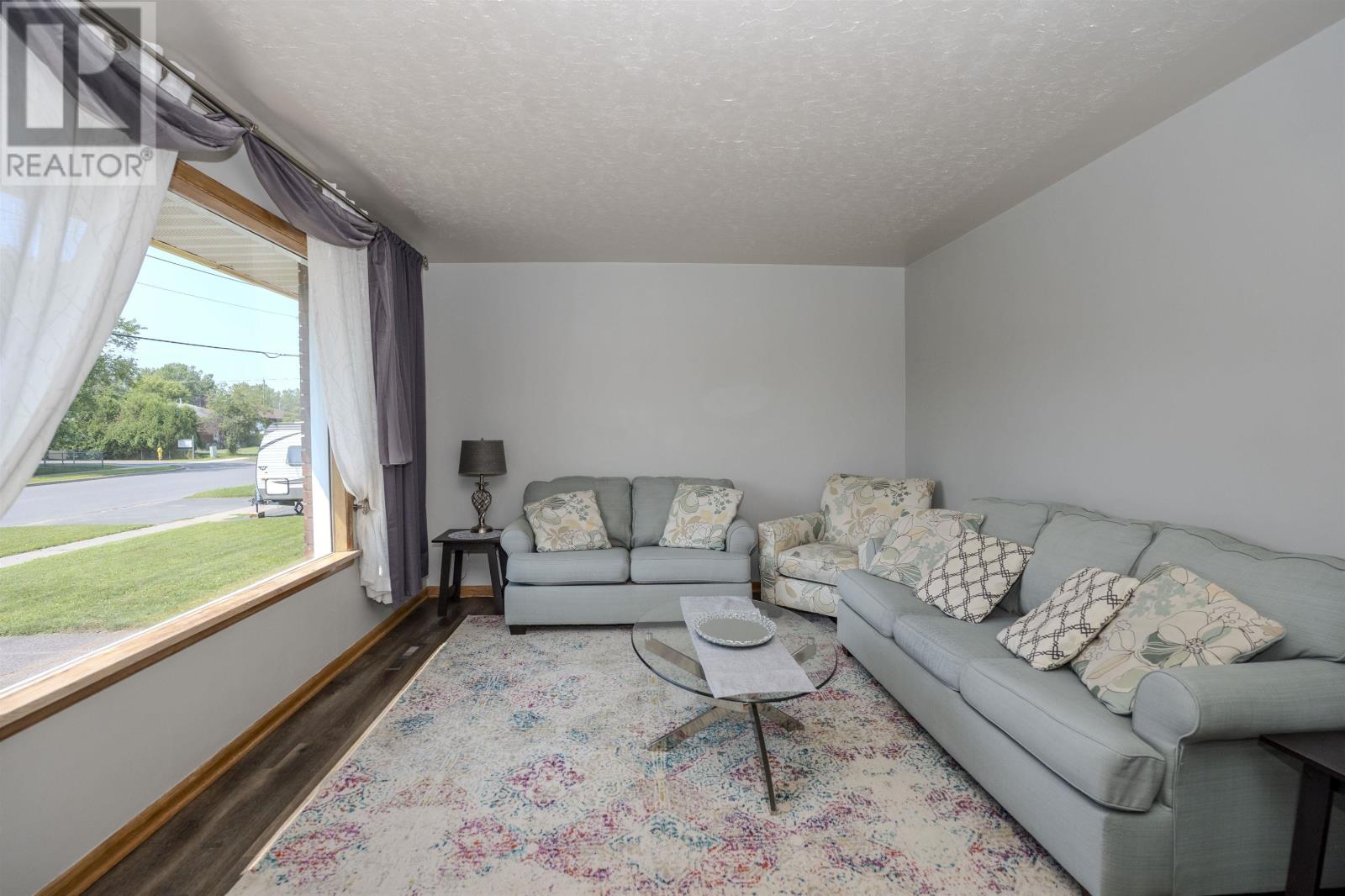139 Churchill DR W - Image 11