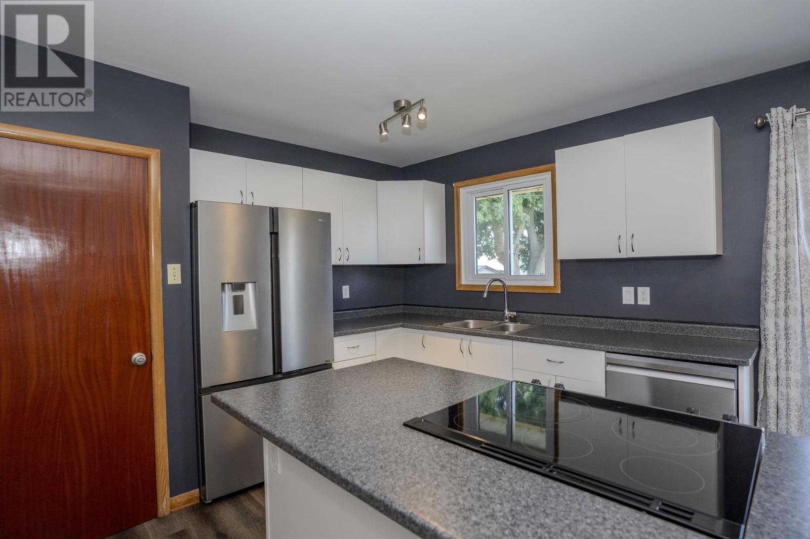 139 Churchill DR W - Image 4