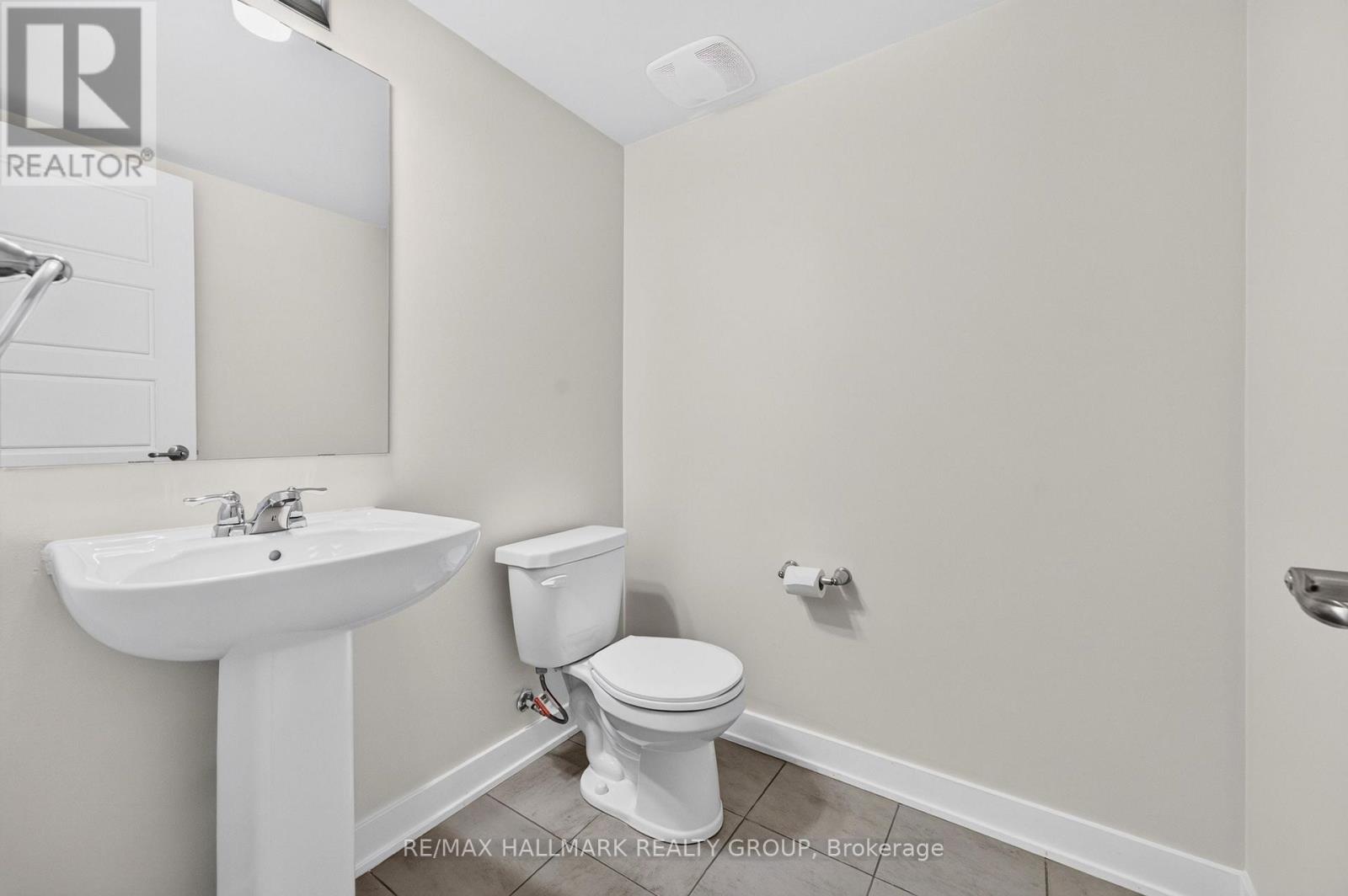 2 Bed, 2 Bath House for Sale in Ottawa – 575 TAKAMOSE PRIVATE, Ottawa – MLS# X13650160 - Image 28
