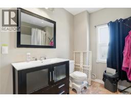 56 Iroquois Street W, Moose Jaw, SK S6H5A5 Photo 30