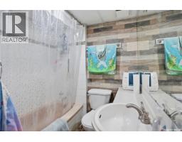56 Iroquois Street W, Moose Jaw, SK S6H5A5 Photo 36