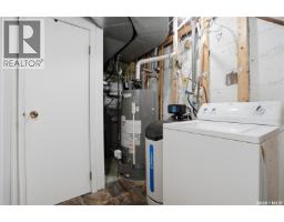 56 Iroquois Street W, Moose Jaw, SK S6H5A5 Photo 37