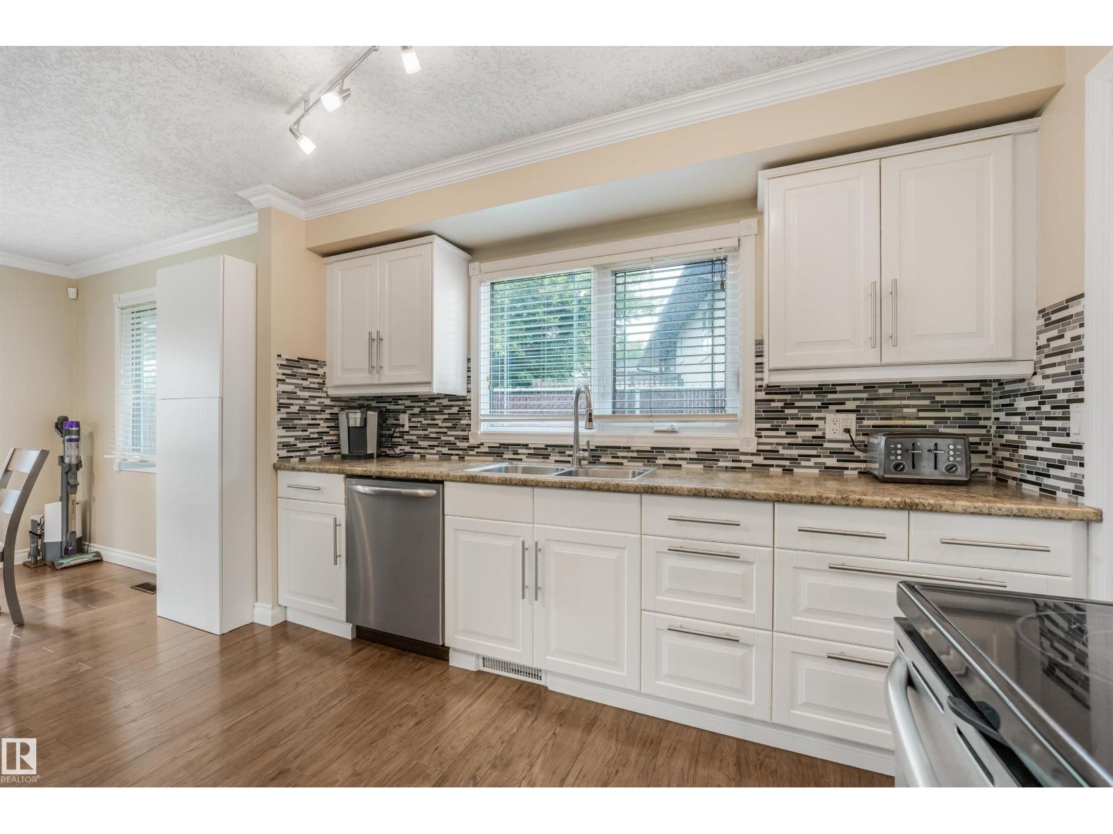 141 CAMELOT AV - Image 24