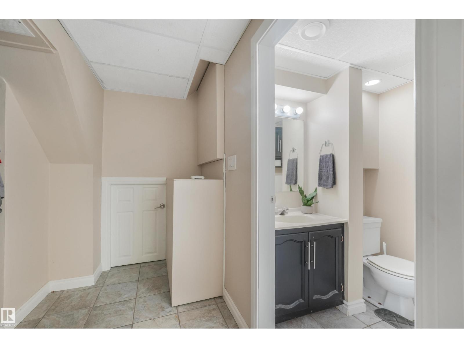 141 CAMELOT AV - 42