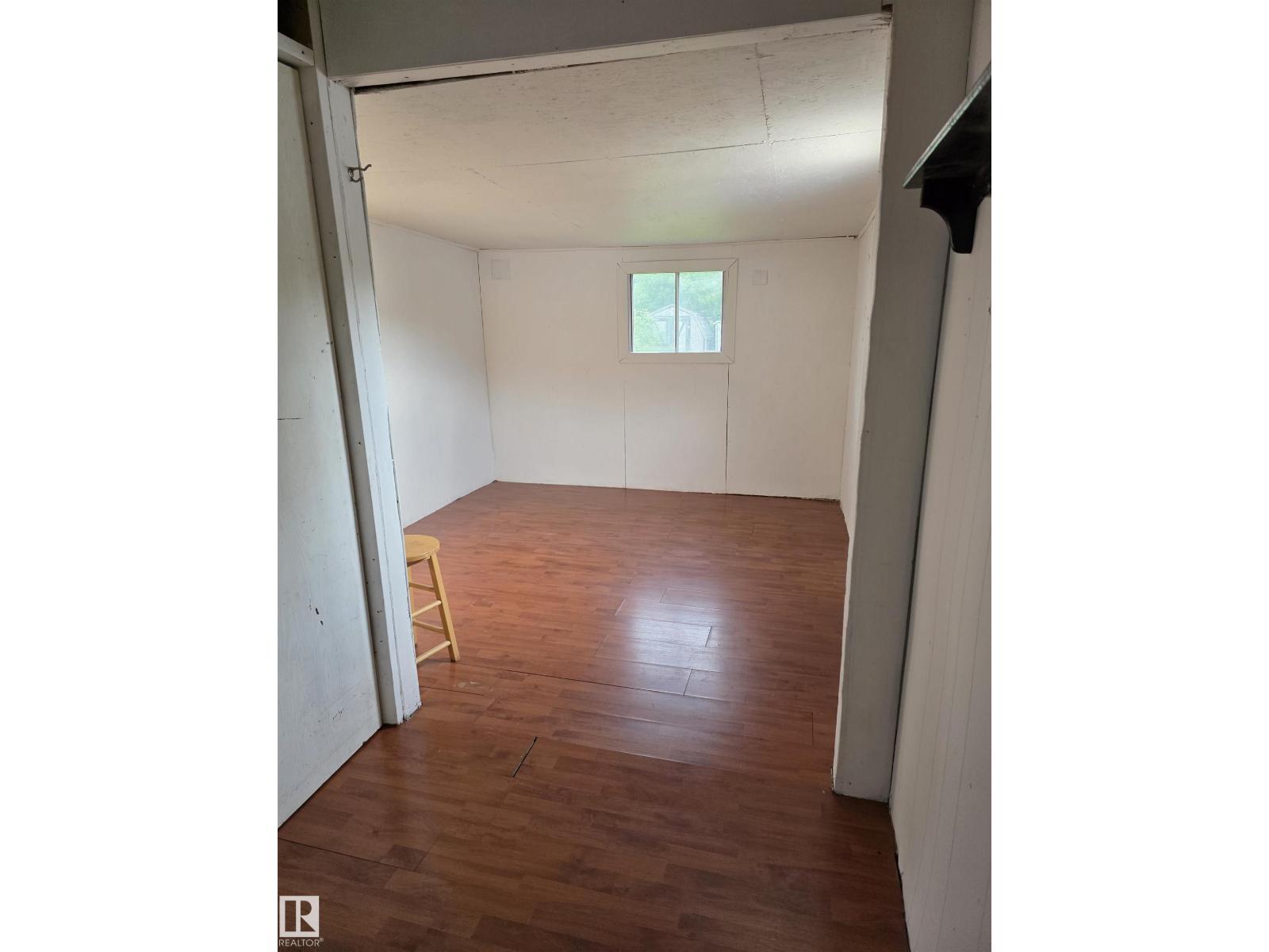 4812 48 AV - Image 6