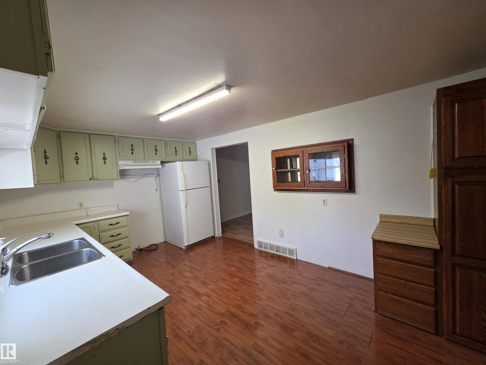 4812 48 AV - Image 9