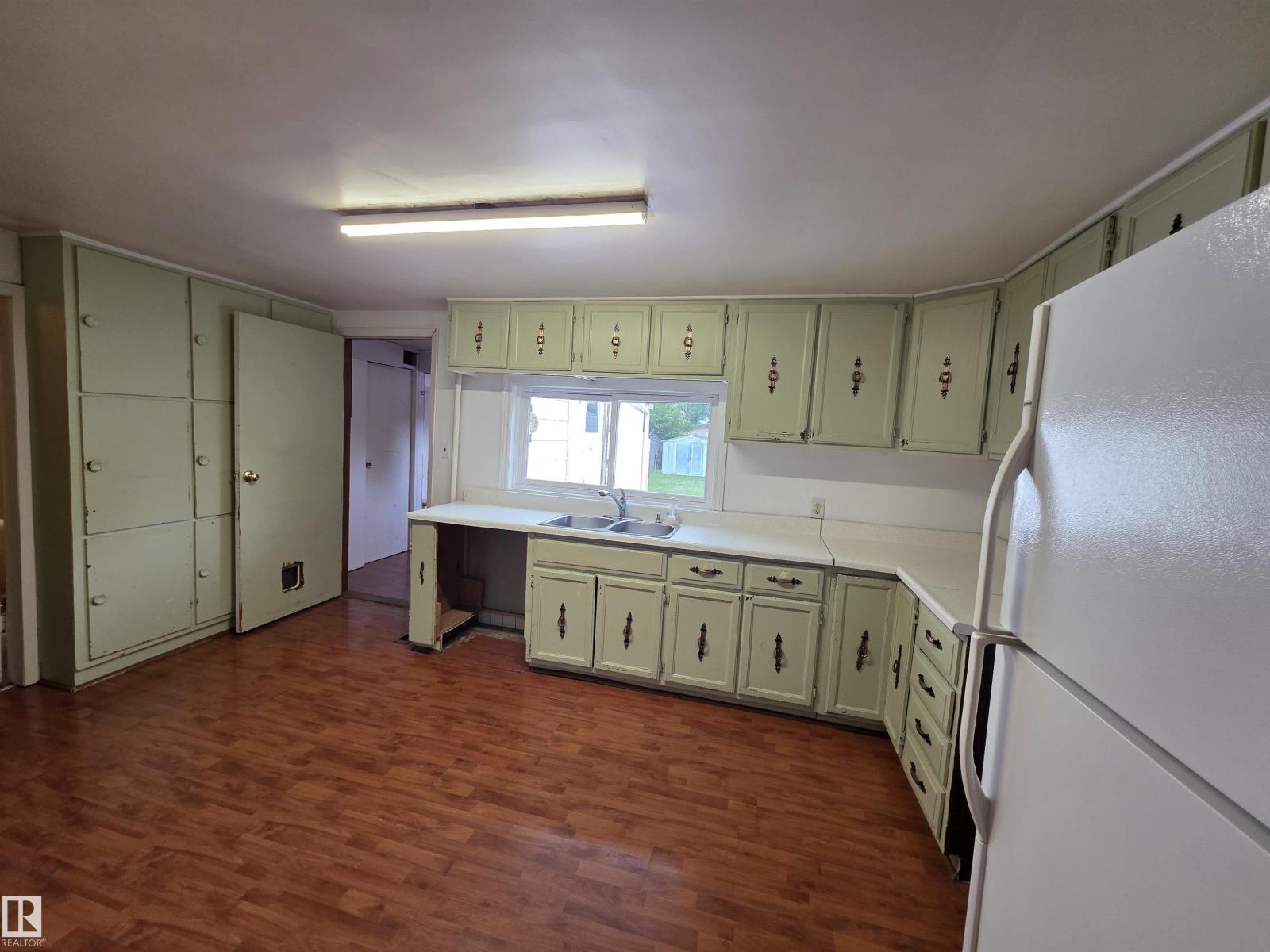 4812 48 AV - Image 8