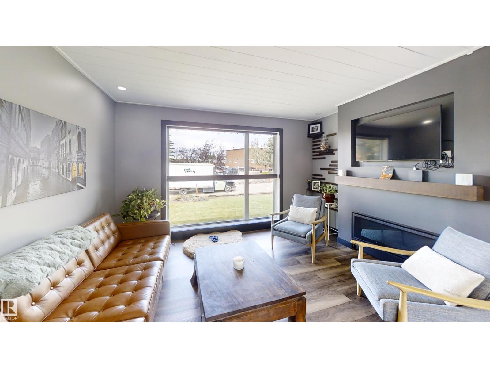 6115 95 AV NW - 12
