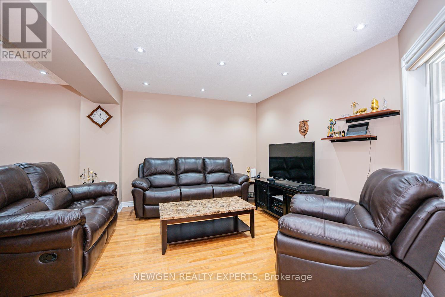 42 MCCLEAVE CRESCENT - 11