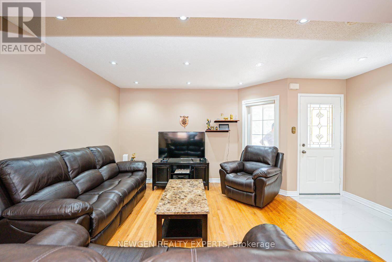 42 MCCLEAVE CRESCENT - 13