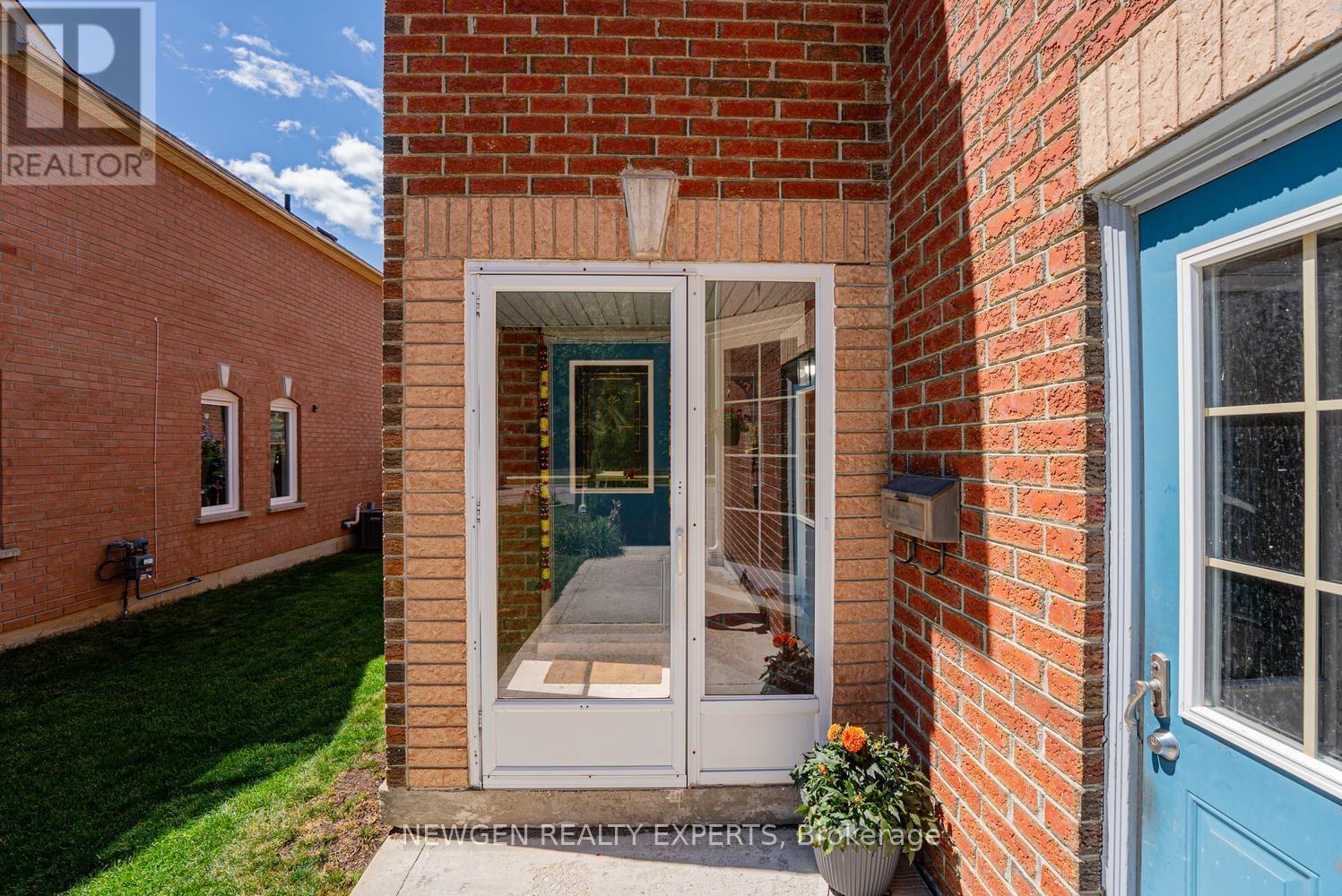 42 MCCLEAVE CRESCENT - 8