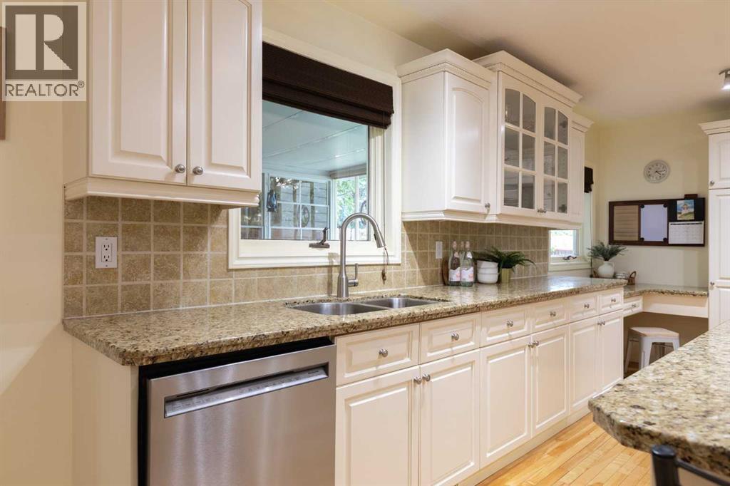 11 Greenwood Court SW - Image 12