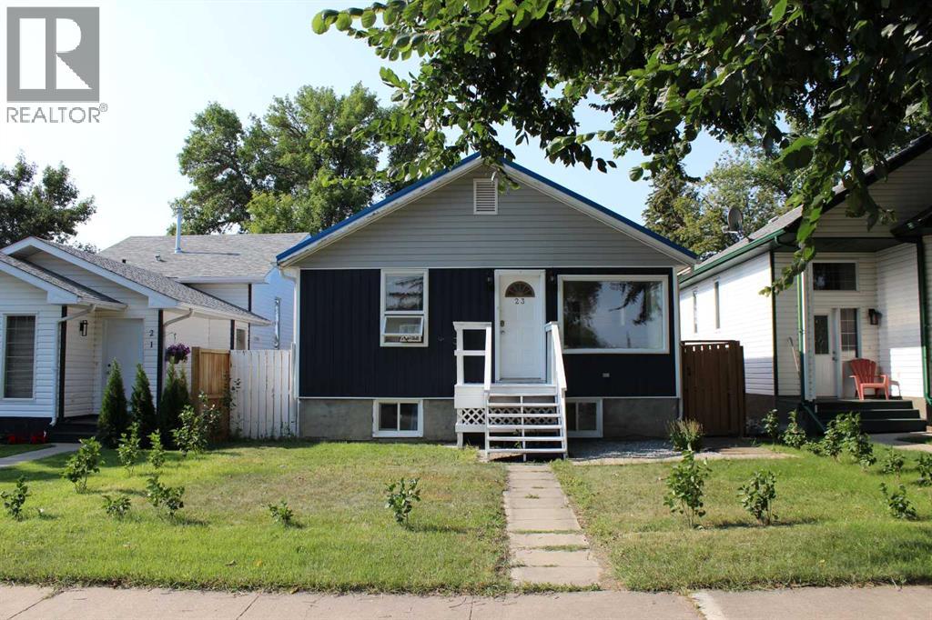 23 Pine Avenue W - 3