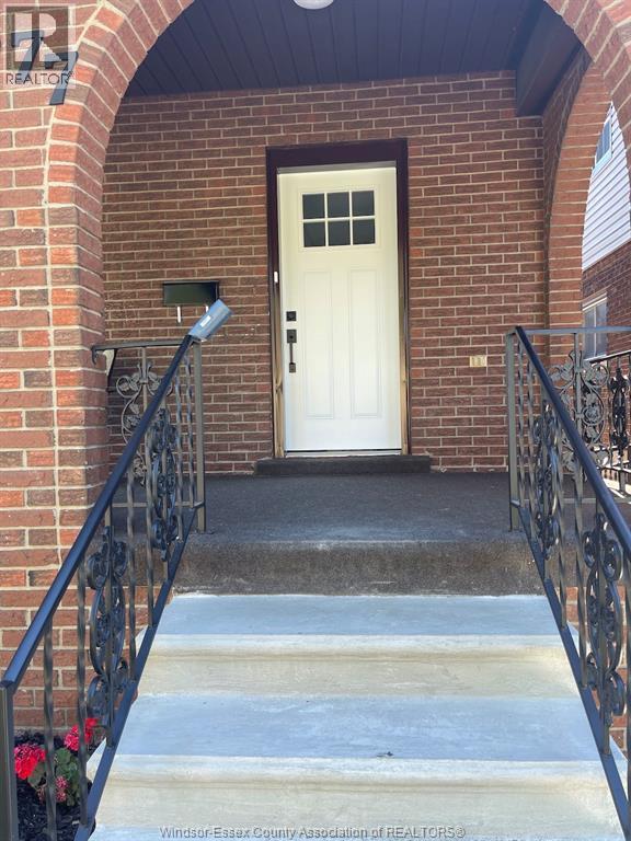 1677 Victoria AVENUE, Windsor — photo 2