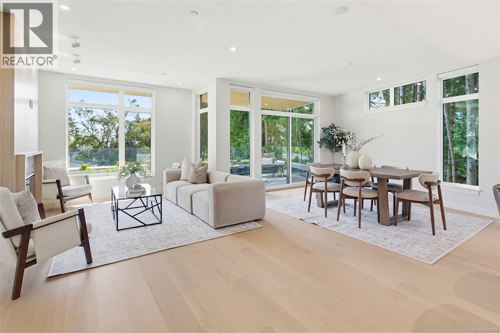 202 5229 Cordova Bay Road, Saanich