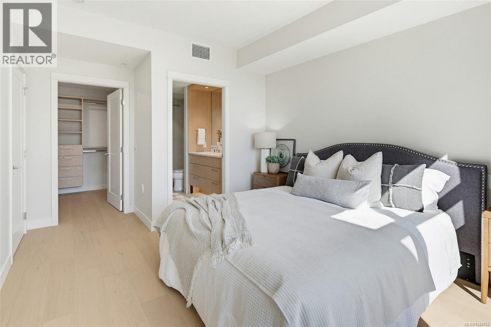 202 5229 Cordova Bay Road, Saanich