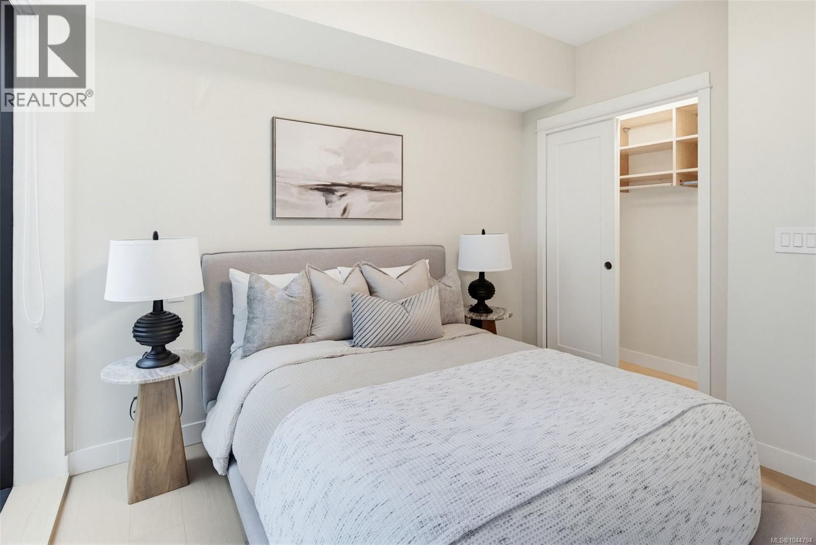 202 5229 Cordova Bay Road, Saanich