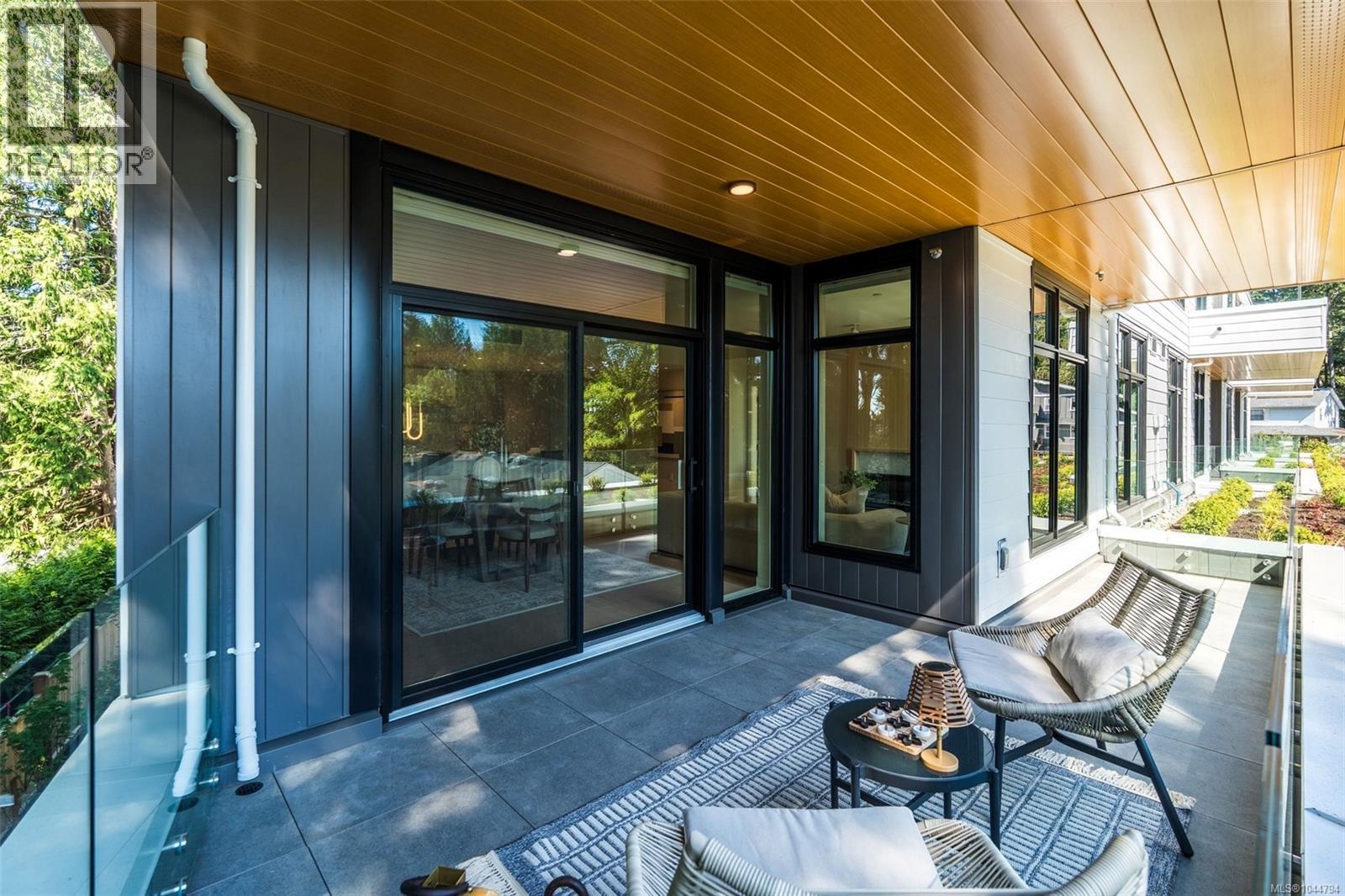 202 5229 Cordova Bay Road, Saanich
