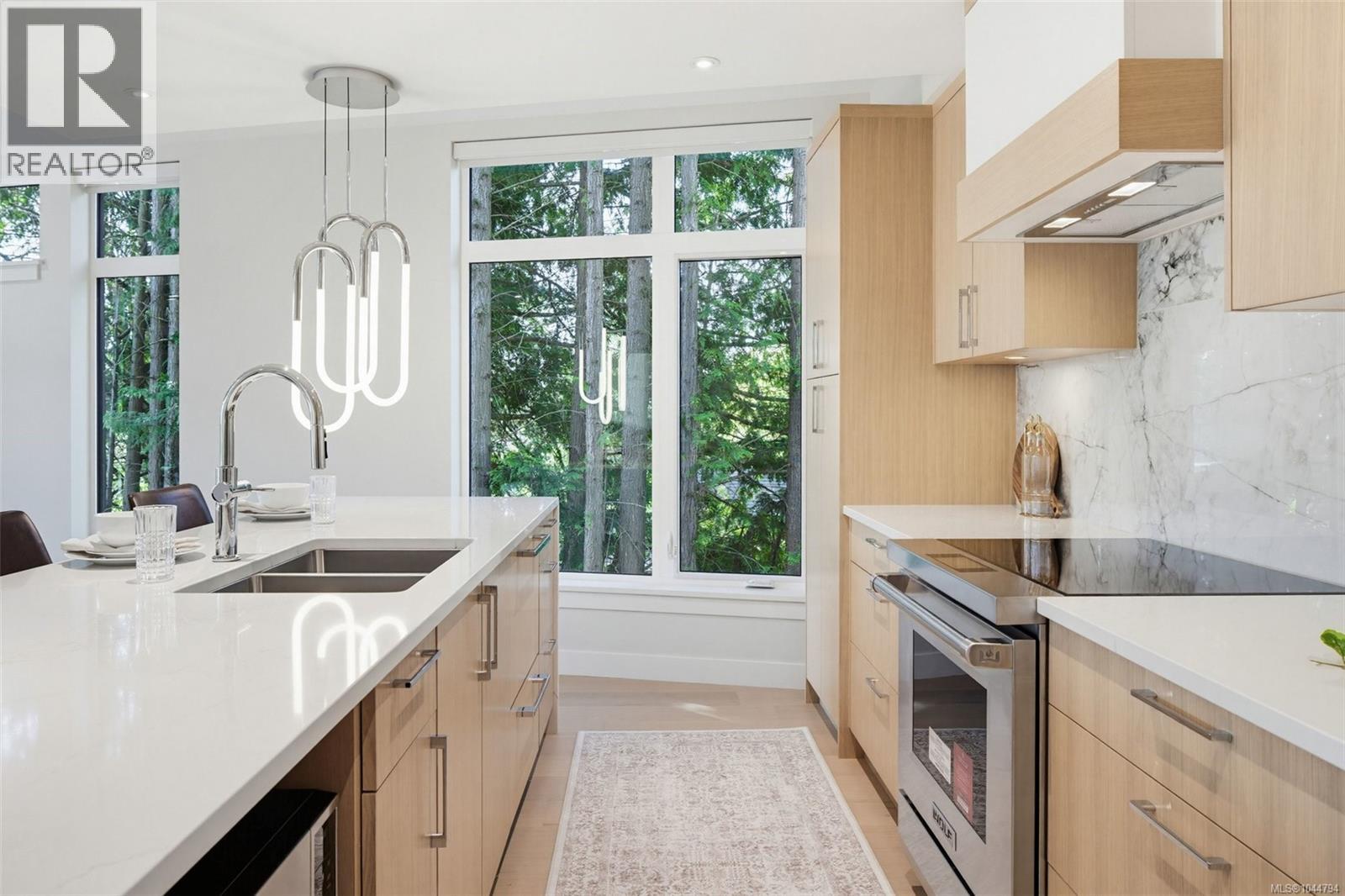 202 5229 Cordova Bay Road, Saanich