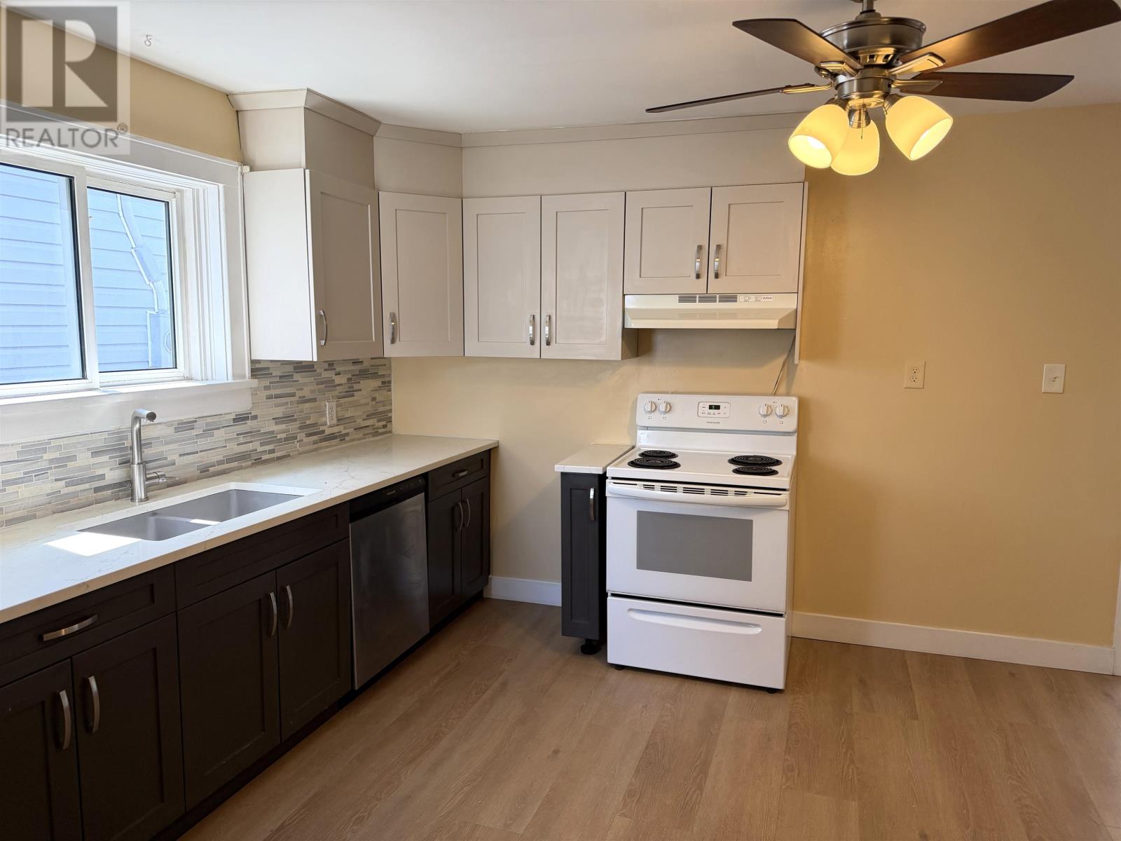 519 McTavish ST - Image 3