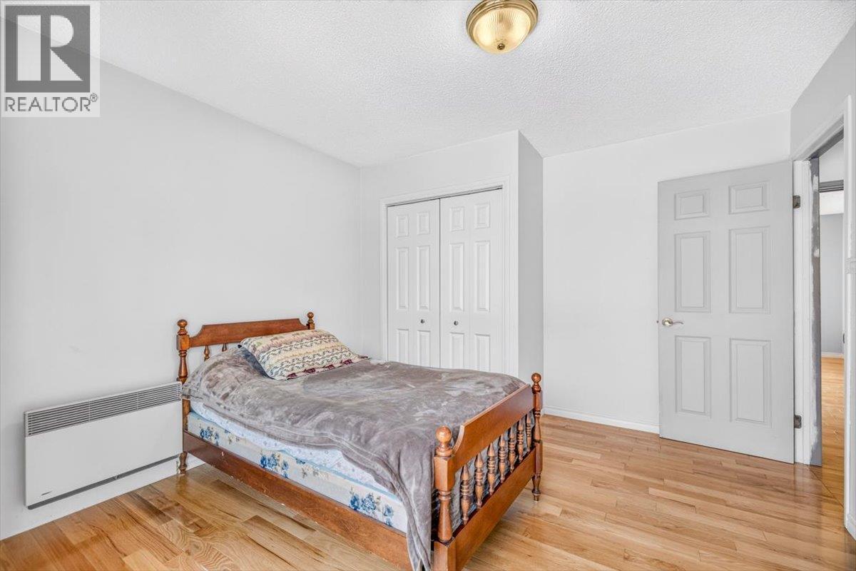 9878 Victoria Street - 36